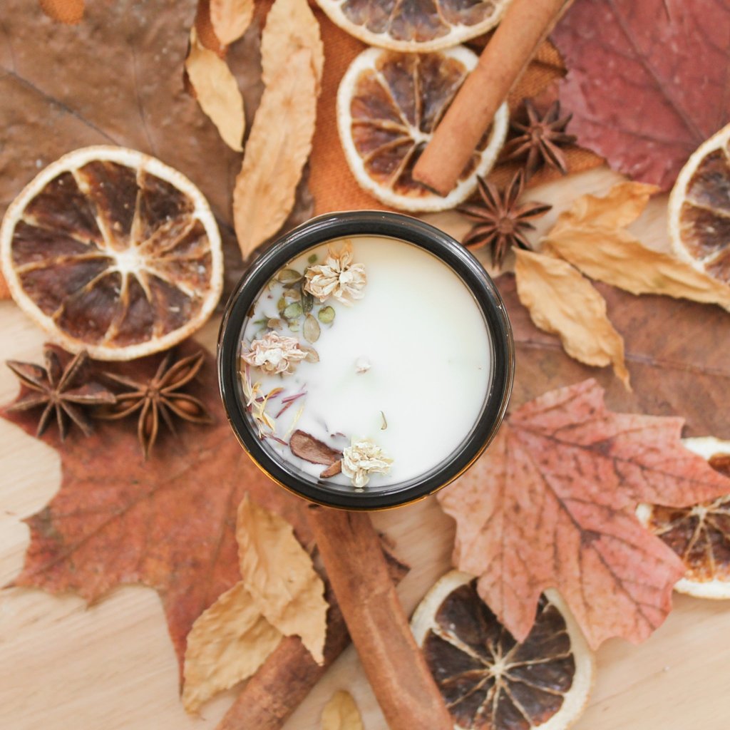 Chandelle artisanale naturelle de soya et de coco Soleil d'automne, avec huiles essentielles de bergamote, cèdre, pin, orange et cannelle, contenant de verre ambré, décoré de fleurs et de feuilles