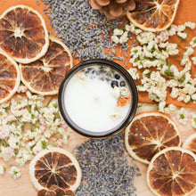 Charger l&#39;image dans la galerie, Chandelle fleurs apaisantes, Décorée de lavande, géranium et d&#39;orange, Contenant de verre ambré
