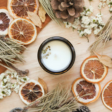 Charger l&#39;image dans la galerie, Chandelle forêt boréale, Décorée de feuilles, format de 110ml, Contenant de verre ambré
