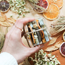 Charger l&#39;image dans la galerie, Ensemble d&#39;échantillons de savons pour le corps d&#39;été, coloré avec plantes et argiles, décoré de fleurs
