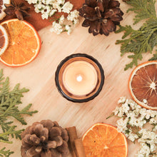 Charger l&#39;image dans la galerie, Lampion fait de cire de soya et de coco et d&#39;huiles essentielles, décoré de fleurs et feuilles
