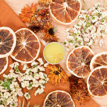 Load the image into the gallery, Onguent naturel hydratant Calendule et plantain, dans contenant métalique, décoré de fleurs de calendule, mini format
