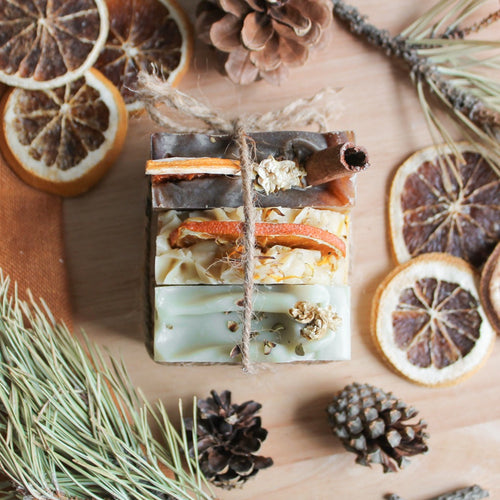 Trio de savons artisanaux naturels d'hiver, attachés avec cordelette, décoré de pin, oranges et fleurs
