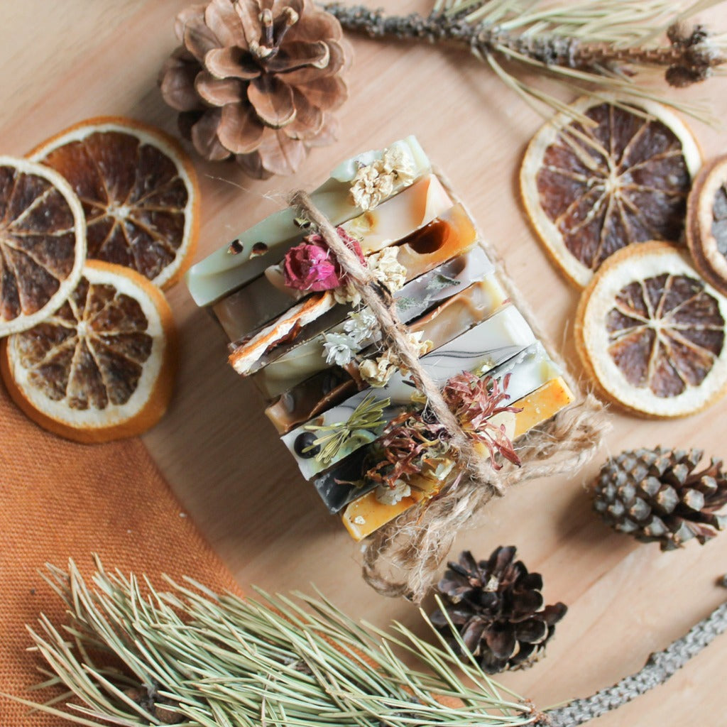 Échantillons de savons artisanaux naturels d'hiver, attachés avec cordelette, décoré de pin, oranges et fleurs