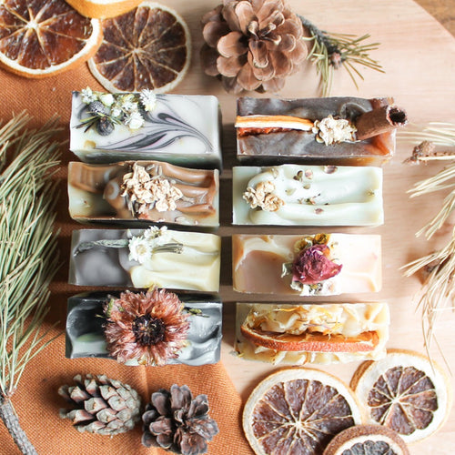 Ensemble de 8 savons artisanaux naturels d'hiver, Colorés naturellement, Décoré de cannelle, pin, orange et fleurs