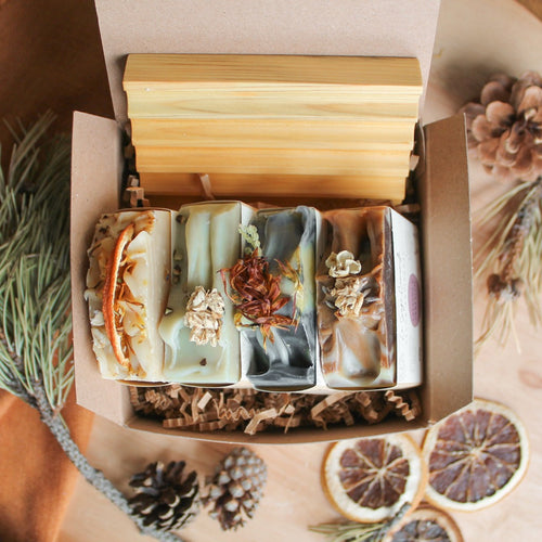 Boîte cadeau de 4 savons artisanaux naturels, décoré de pin et oranges, dans boîte en carton, avec porte-savon