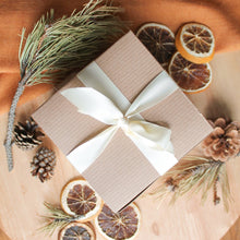 Charger l&#39;image dans la galerie, Échantillons de savons artisanaux naturels d&#39;hiver, dans boîte cadeau fermée avec ruban, décoré de pin, orange et fleurs
