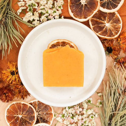 Savon artisanal naturel Agrumes énergisants, coloré naturellement orange, décoré de tranche d'orange et de calendule