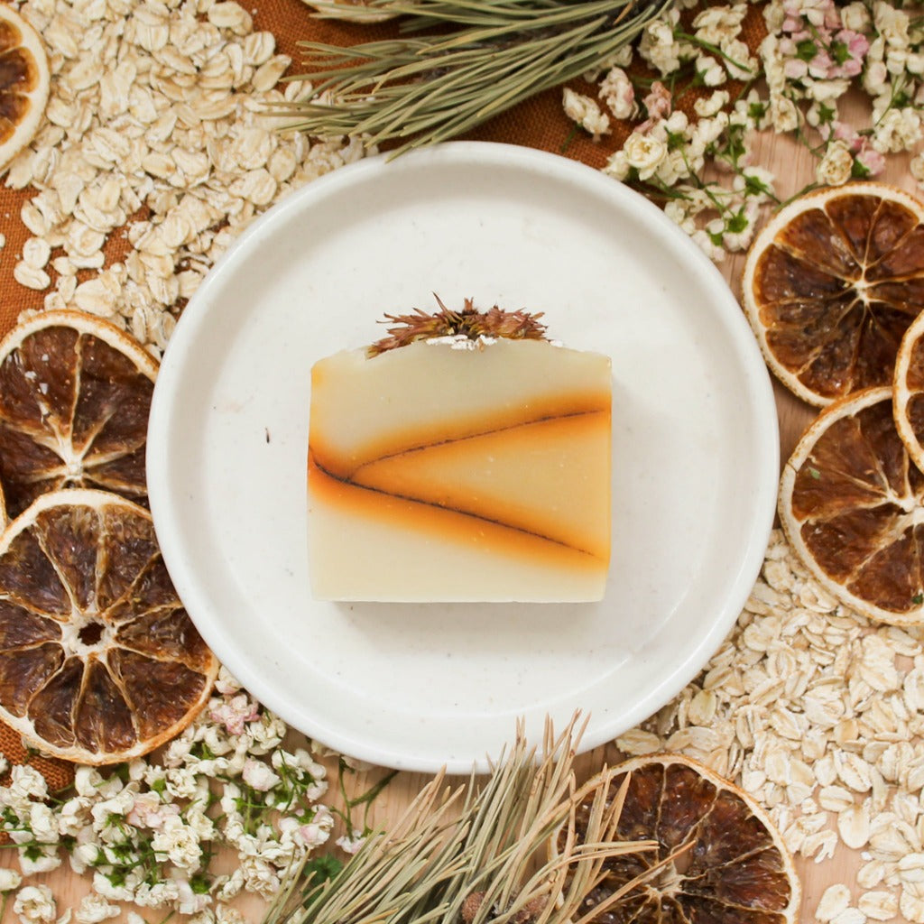 Savon artisanal et naturel Avoine et miel, décoré de fleurs et avoine, motif beige et orangé