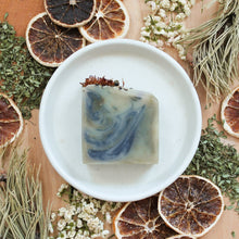 Load the image into the gallery, Savon artisanal naturel Fraîcheur d&#39;aloès, Décoré de calendule, eucalyptus et de menthe, Coloré vert, blanc et bleu, Vue du design
