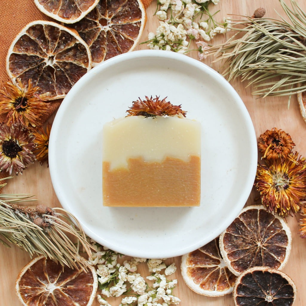 Savon artisanal naturel Avoine et argousier avec pissenlit, décoré de fleurs et d'agrumes, coloré naturellement beige et orange