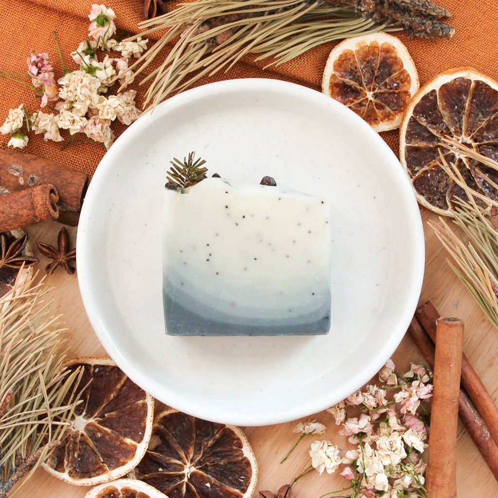 Savon artisanal naturel Eucalyptus et sapin, fait d'huiles essentielles, coloré naturellement bleu et blanc, décoré de feuilles et fleurs, vue du design