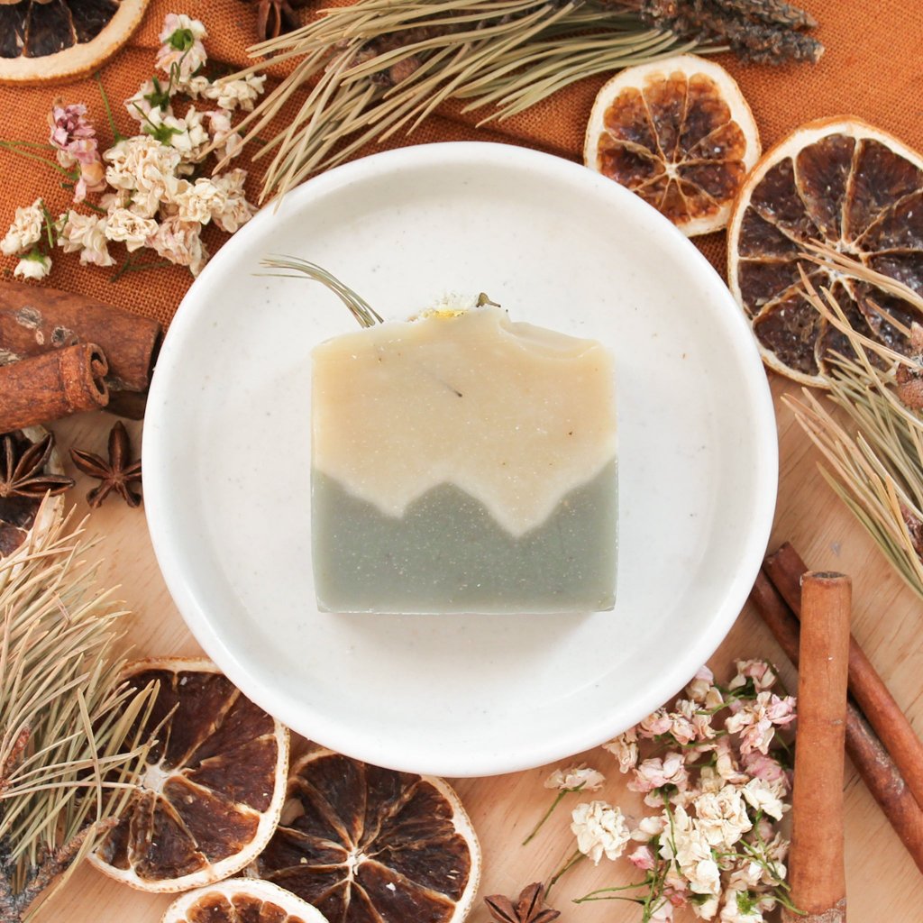 Savon artisanal naturel pour le corps, Forêt givrée (pin, cèdre, sauge, menthe poivée), Fait à la main avec ingrédients naturels et huiles essentielles, coloré argile verte, décoré de fleurs