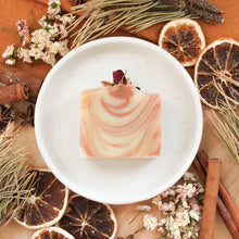 Load the image into the gallery, Savon artisanal naturel pour le corps Rose, citron et gingembre, fait d&#39;ingrédients naturels et huiles essentielles, coloré naturellement avec argile, décoré de rose
