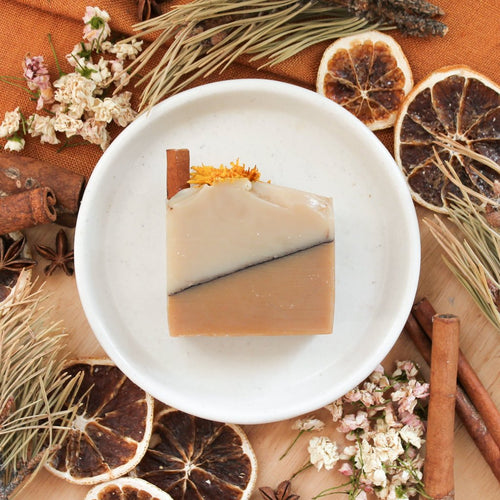 Savon artisanal naturel pour le corps, Vanille et cannelle, avec huile de tangerine, Fait à la main avec ingrédients naturels et huiles essentielles, coloré naturellement argile, décoré de fleurs et bâtons de cannelle