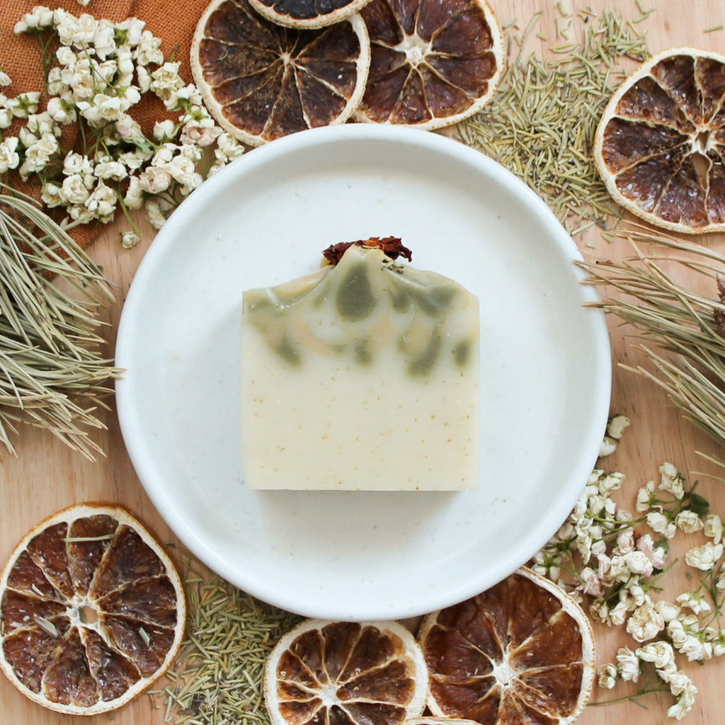 Savon artisanal ntaurel jardinier, décoré de fleurs, romarin, cèdre, vue du design vert, blanc et jaune