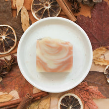 Load the image into the gallery, Savon artisanal naturel en barre pour le corps Lavande et camomille, savon avec huiles essentielles, coloré rose et beige avec argile, décoré de fleurs
