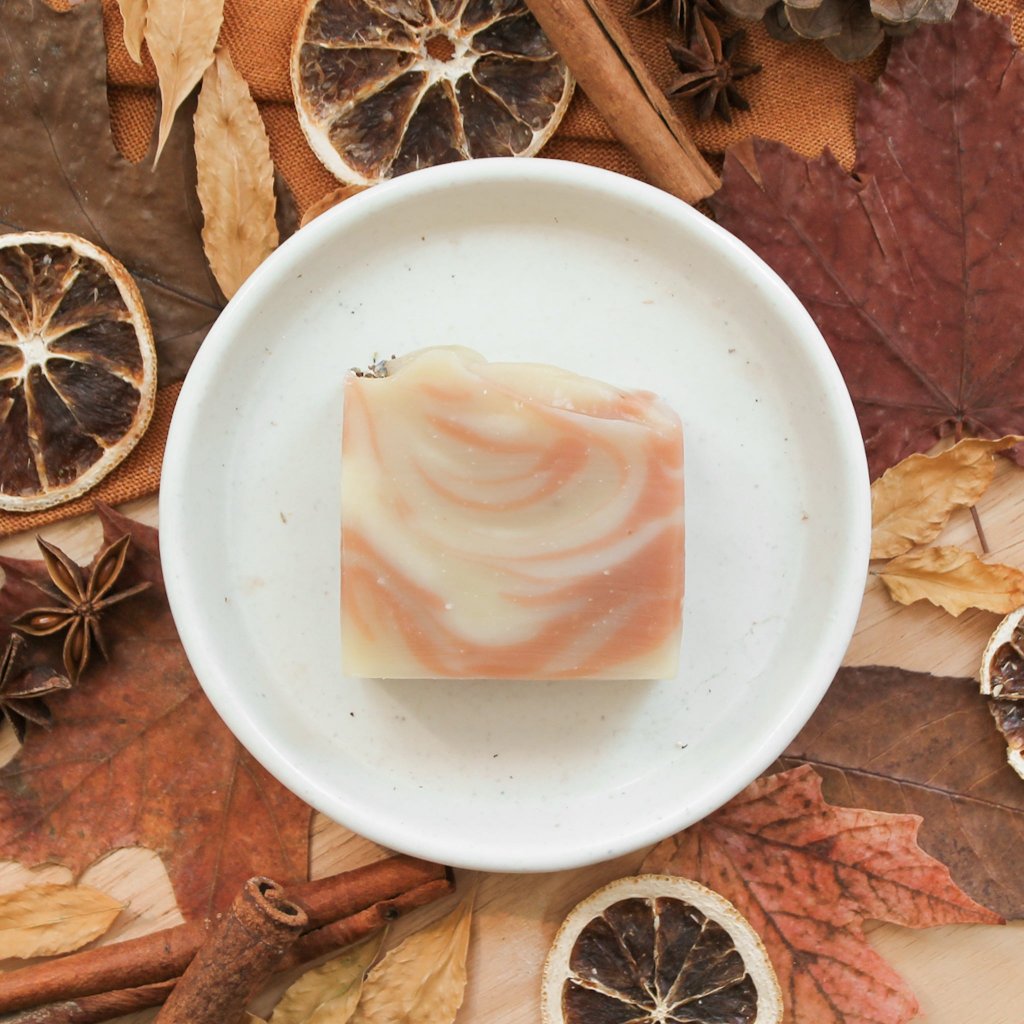 Savon artisanal naturel en barre pour le corps Lavande et camomille, savon avec huiles essentielles, coloré rose et beige avec argile, décoré de fleurs