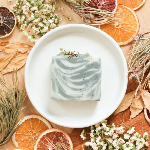 Savon pour le corps camomille et sapin, coloré avec argile verte, décoré de fleurs
