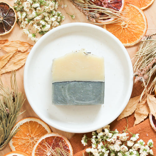 Savon pour le corps menthe et eucalyptus, coloré avec argile et charbon, décoré de fleurs