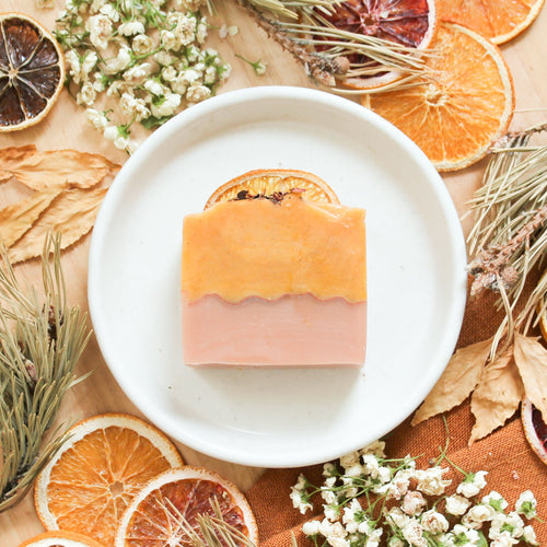 Savon pour le corps rose et tangerine, coloré avec argile, décoré de fleurs