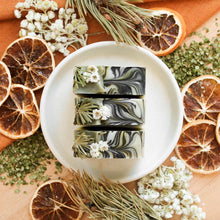 Charger l&#39;image dans la galerie, Savon naturel sapin et cèdre, coloré de tourbillons verts et noirs charbon, décoré de cèdre et de fleurs
