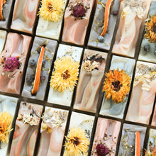 Charger l&#39;image dans la galerie, Savons de la collection d&#39;automne, parfums naturels d&#39;huiles essentielles, colorés avec argiles et plantes, décorés de fleurs et feuilles
