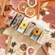Charger l&#39;image dans la galerie, Ensemble savons de la collection d&#39;automne, parfums naturels d&#39;huiles essentielles, colorés avec argiles et plantes, décorés de fleurs et feuilles
