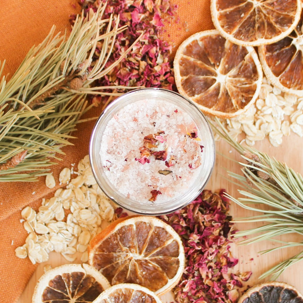 Sels de bain artisanaux Rose apaisante, dans contenant de verre, sels avec rose, calendule, églantier