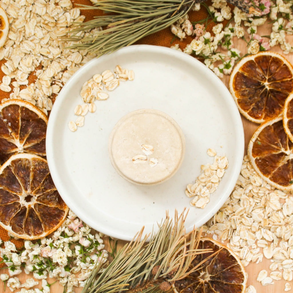 Shampooing artisanal Avoine et miel, couleur blanche, décoré de flocons d'avoine, format rond solide