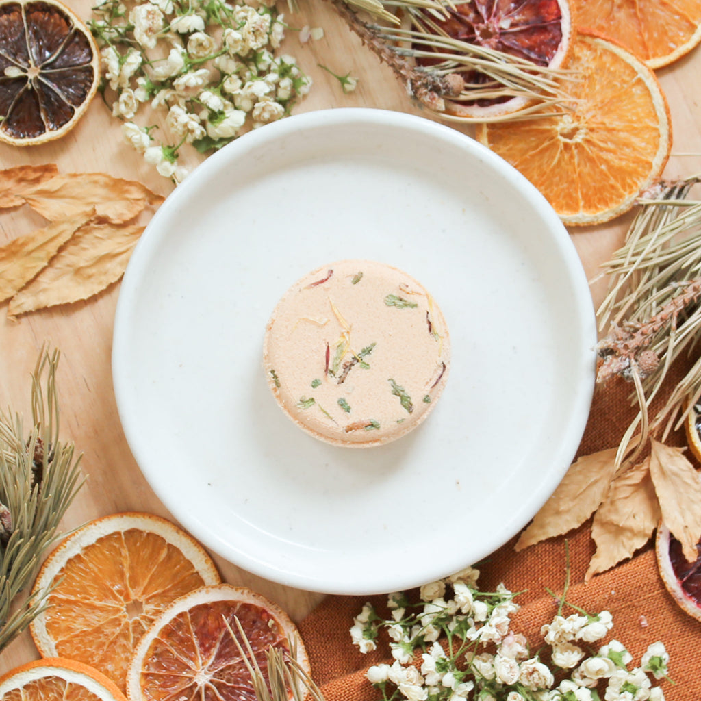 Pastille vapeur de douche cèdre et pamplemousse, décoré de fleurs et feuilles, à l'unité