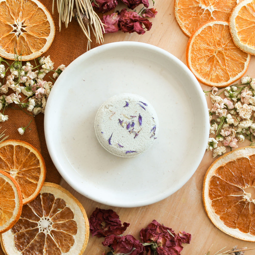Bloc de vapeur de douche Eucalyptus et pin, forme ronde, décoré de fleurs et de sapin, coloré bleu pâle