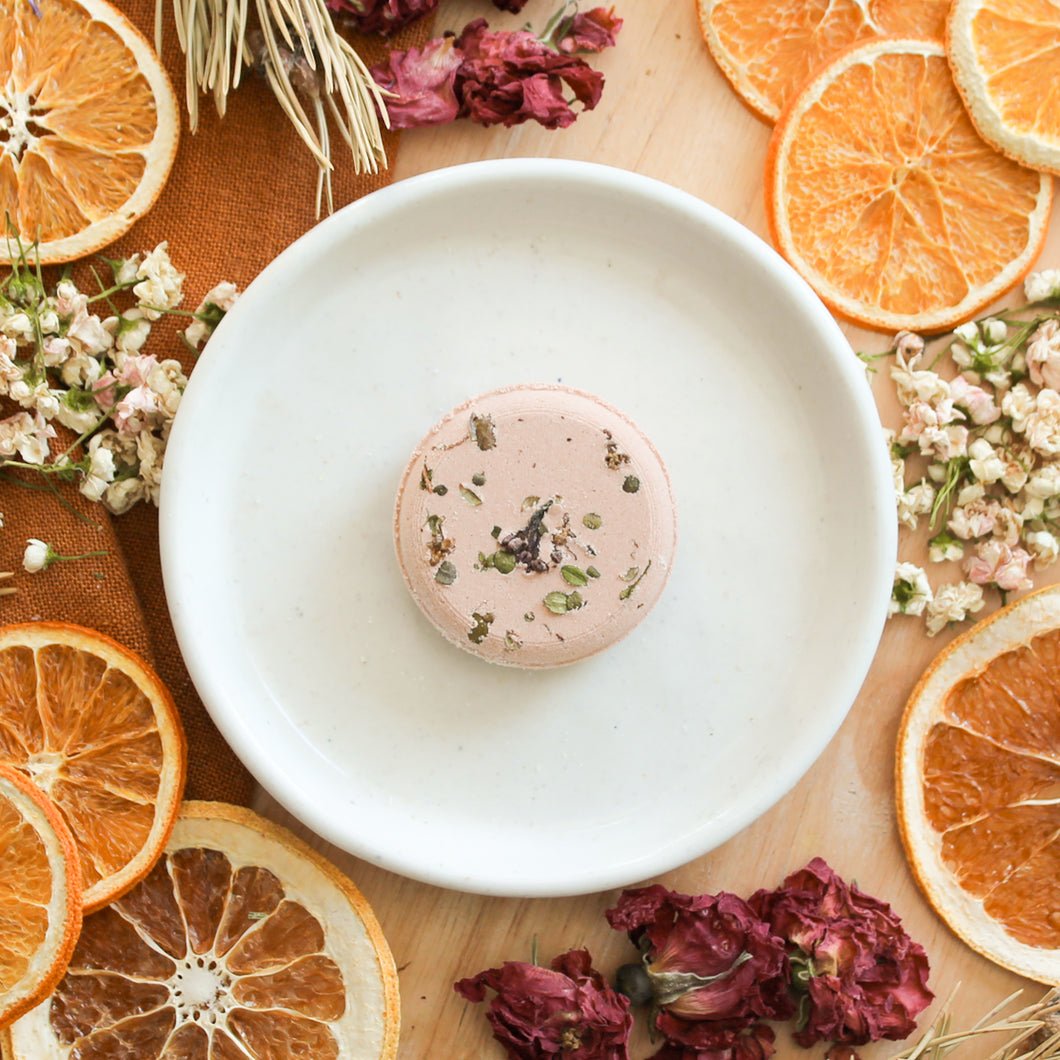 Ensemble de 4 blocs vapeur de douche Fleurs et menthe, fait d'huiles essentielles et argile, décoré de fleurs