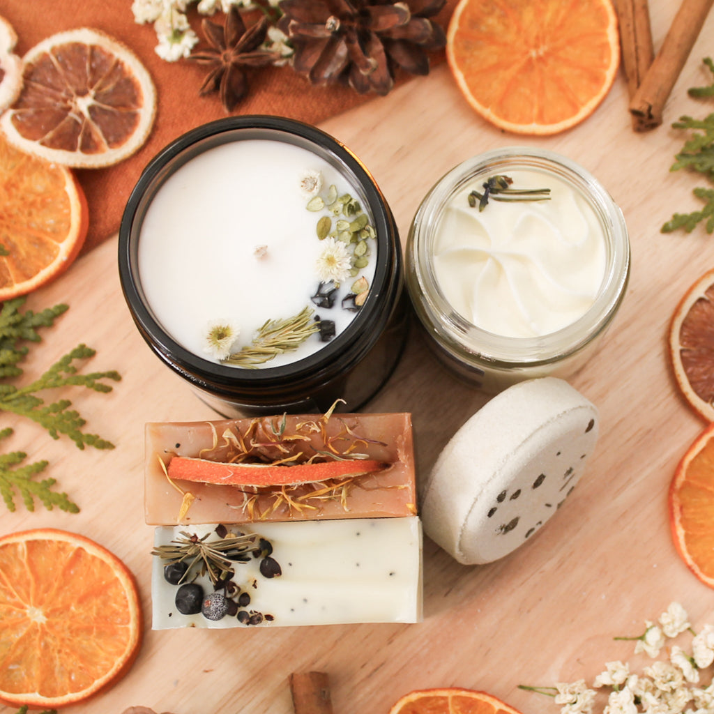 Ensemble de produits fait d'ingrédients naturels et huiles essentielles, contient chandelle, beurre corporel, savons et vapeur de douche