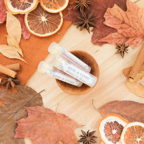Baume à lèvres rose et cèdre, parfum naturel d'huiles essentielles, tube en plastique