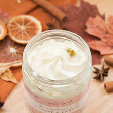 Charger l&#39;image dans la galerie, Beurre fouetté corporel lavande et camomille, parfum naturel d&#39;huiles essentielles, contenant de verre, décoré de fleurs et feuilles, texture légère et crémeuse
