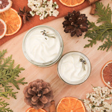 Charger l'image dans la galerie, Beurre fouetté pour le corps lavande et pin, fait d'ingrédients naturels et huiles essentielles, texture légère, contenant de verre
