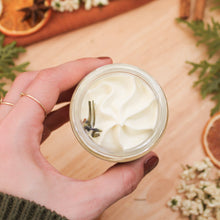 Charger l'image dans la galerie, Beurre fouetté pour le corps lavande et pin, fait d'ingrédients naturels et huiles essentielles, texture légère, contenant de verre
