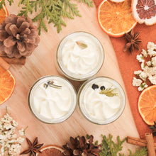 Charger l'image dans la galerie, Ensemble de 3 beurres fouettés pour le corps, faits d'ingrédients naturels et d'huiles essentielles, décorés de fleurs et feuilles
