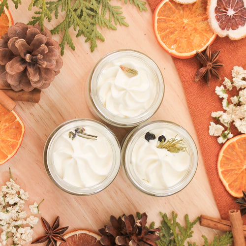 Ensemble de 3 beurres fouettés pour le corps, faits d'ingrédients naturels et d'huiles essentielles, décorés de fleurs et feuilles