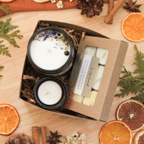 Boîte-cadeau ambiance lumineuse, contenant une chandelle agrumes, une boîte de 6 lampions classiques et un porte-lampion. Faits d'huiles essentielles et cire de soya et coco