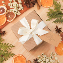 Charger l&#39;image dans la galerie, Boîte-cadeau de produits pour le corps et d&#39;ambiance, faits d&#39;ingrédients naturels et d&#39;huiles essentielles, décorés de fleurs et feuilles, boîte avec ruban
