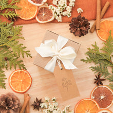 Charger l&#39;image dans la galerie, Boîte-cadeau de produits pour le corps et d&#39;ambiance, faits d&#39;ingrédients naturels et d&#39;huiles essentielles, décorés de fleurs et feuilles, boîte avec ruban
