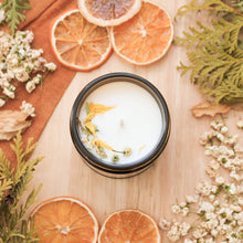 Charger l'image dans la galerie, Chandelle naturelle camomille et cèdre, faite de cire de soya et de coco et d'huiles essentielles, décorée de fleurs et feuilles


