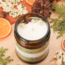 Charger l&#39;image dans la galerie, Chandelle naturelle cèdre et menthe, faite de cire de soya et de coco et d&#39;huiles essentielles, décorée de fleurs et feuilles
