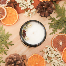 Charger l&#39;image dans la galerie, Chandelle naturelle cèdre et menthe, faite de cire de soya et de coco et d&#39;huiles essentielles, décorée de fleurs et feuilles
