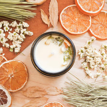 Charger l'image dans la galerie, Chandelle naturelle cèdre et pamplemousse, faite de cire de soya et de coco et d'huiles essentielles, décorée de fleurs et feuilles
