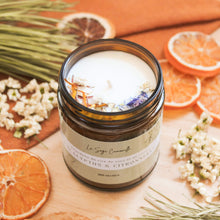 Charger l'image dans la galerie, Chandelle naturelle eucalyptus et citronnelle, faite de cire de soya et de coco et d'huiles essentielles, décorée de fleurs et feuilles
