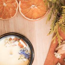 Charger l'image dans la galerie, Chandelle naturelle eucalyptus et orange, faite de cire de soya et de coco et d'huiles essentielles, décorée de fleurs et feuilles

