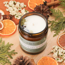 Charger l&#39;image dans la galerie, Chandelle naturelle eucalyptus et sapin baumier, faite de cire de soya et de coco et d&#39;huiles essentielles, décorée de fleurs et feuilles
